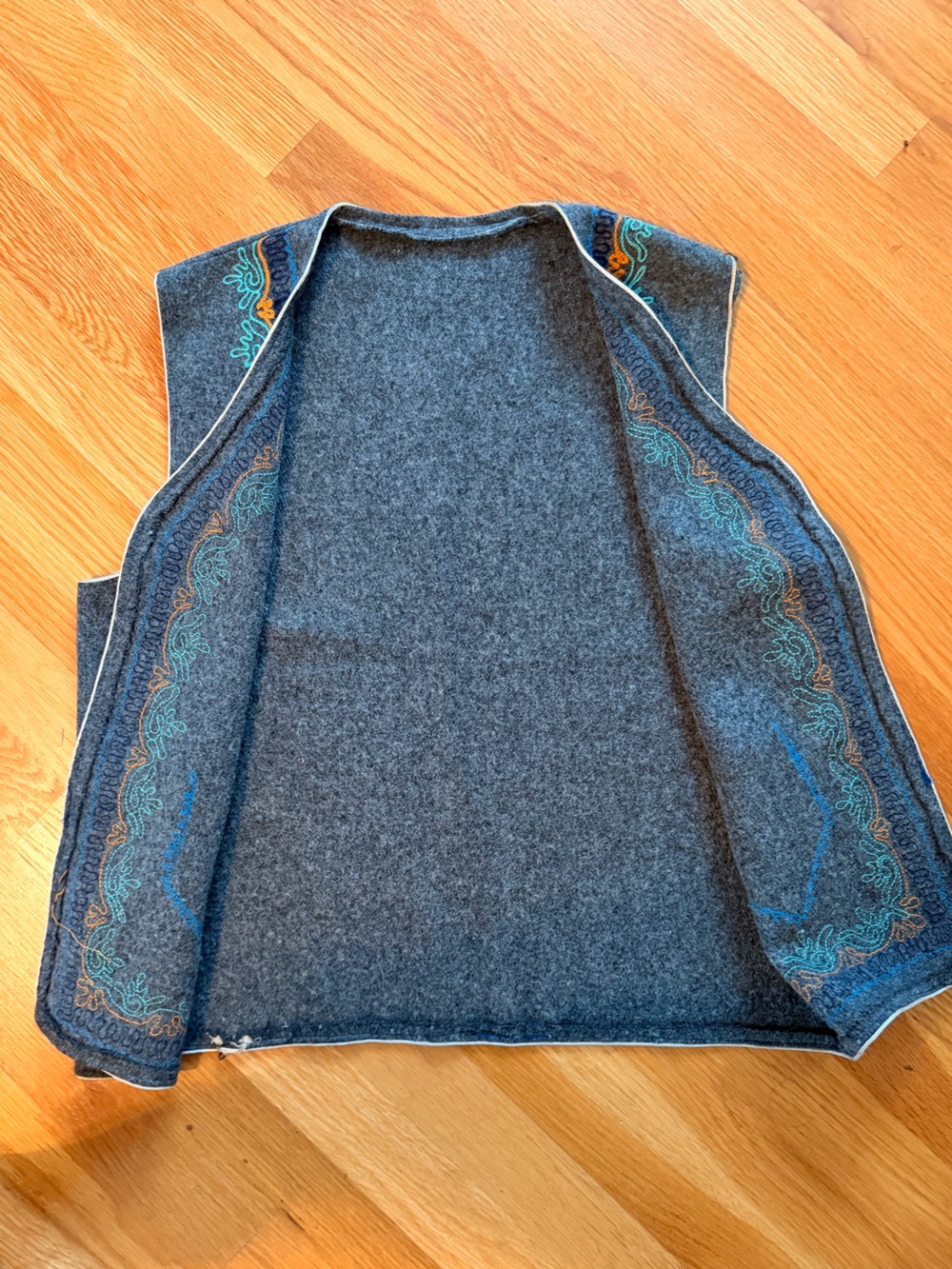 Vintage Embroidered Open-Front Wool Felt Vest Grey Folk-Style Cottagecore - Picture 4 of 8